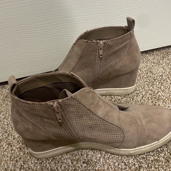 They are a size 9.5 in women’s. They do have a little crack on the back of them. - Picture 2 of 5